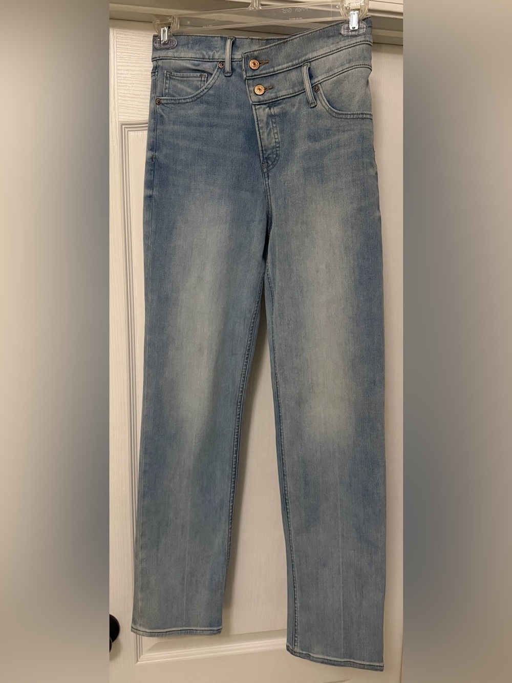 Express Modern Straight Super High Rise Jeans in size 6R